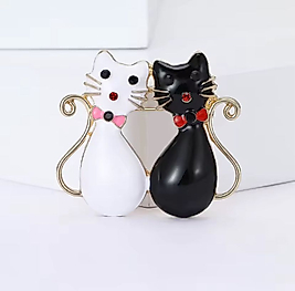 Altın Renk Soğuk Mineli Kırmızı Taşlı Tasarım İkili Kedi Broş