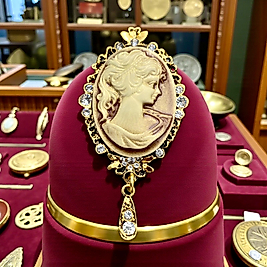 Vintage Altın Renk Lady Cameo Kraliçe Broş