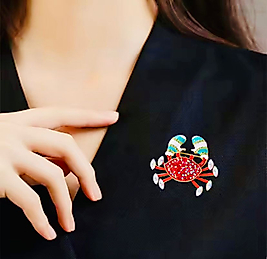 Altın Renk Zirkon Taşlı Renkli Mineli Tasarım Yengeç Broş