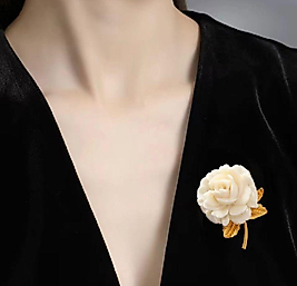 Altın Renk Beyaz Çiçek Gül Broş