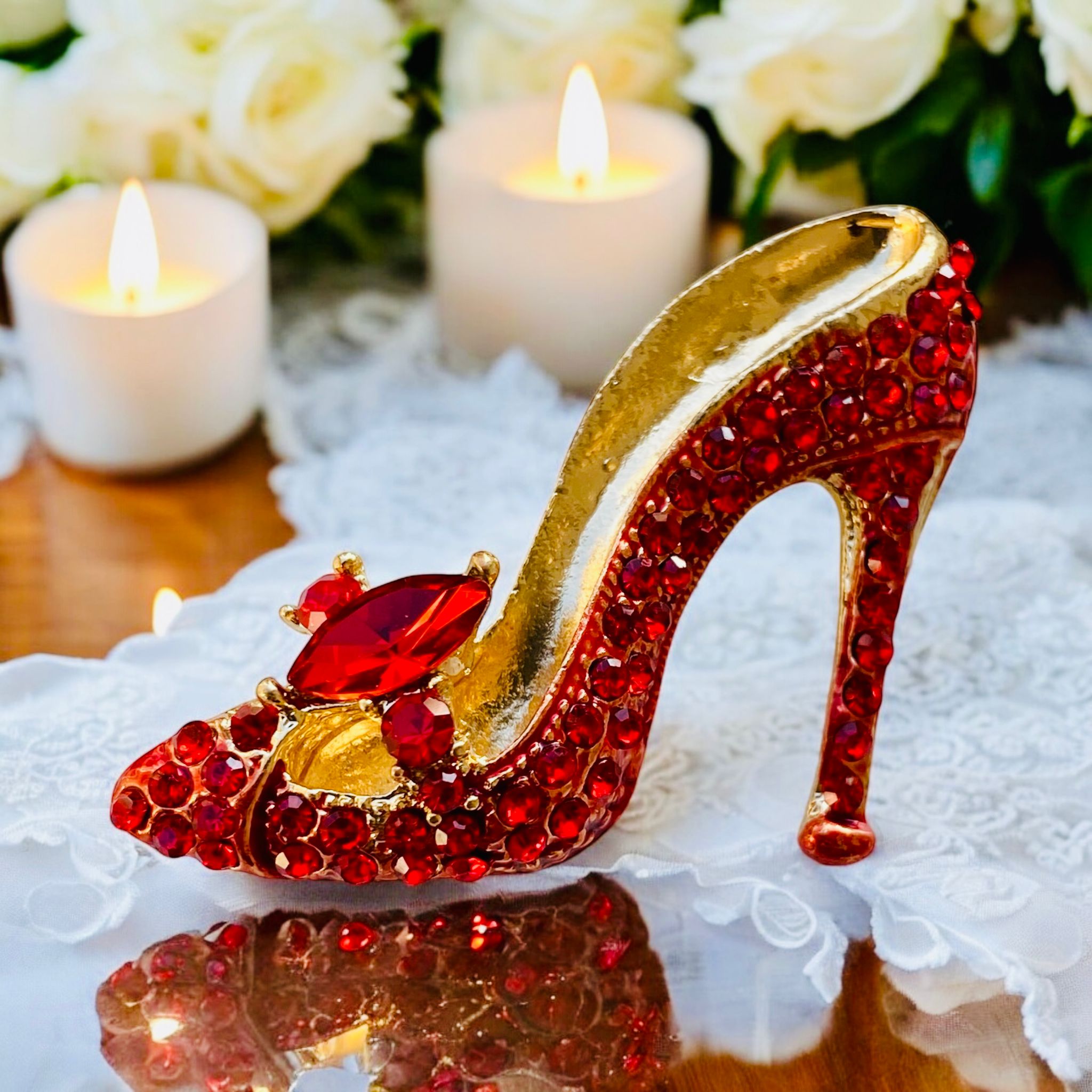 Kırmızı Renk Zirkon Taşlı Altın Kaplamalı Topuklu Ayakkabı Şık Broş