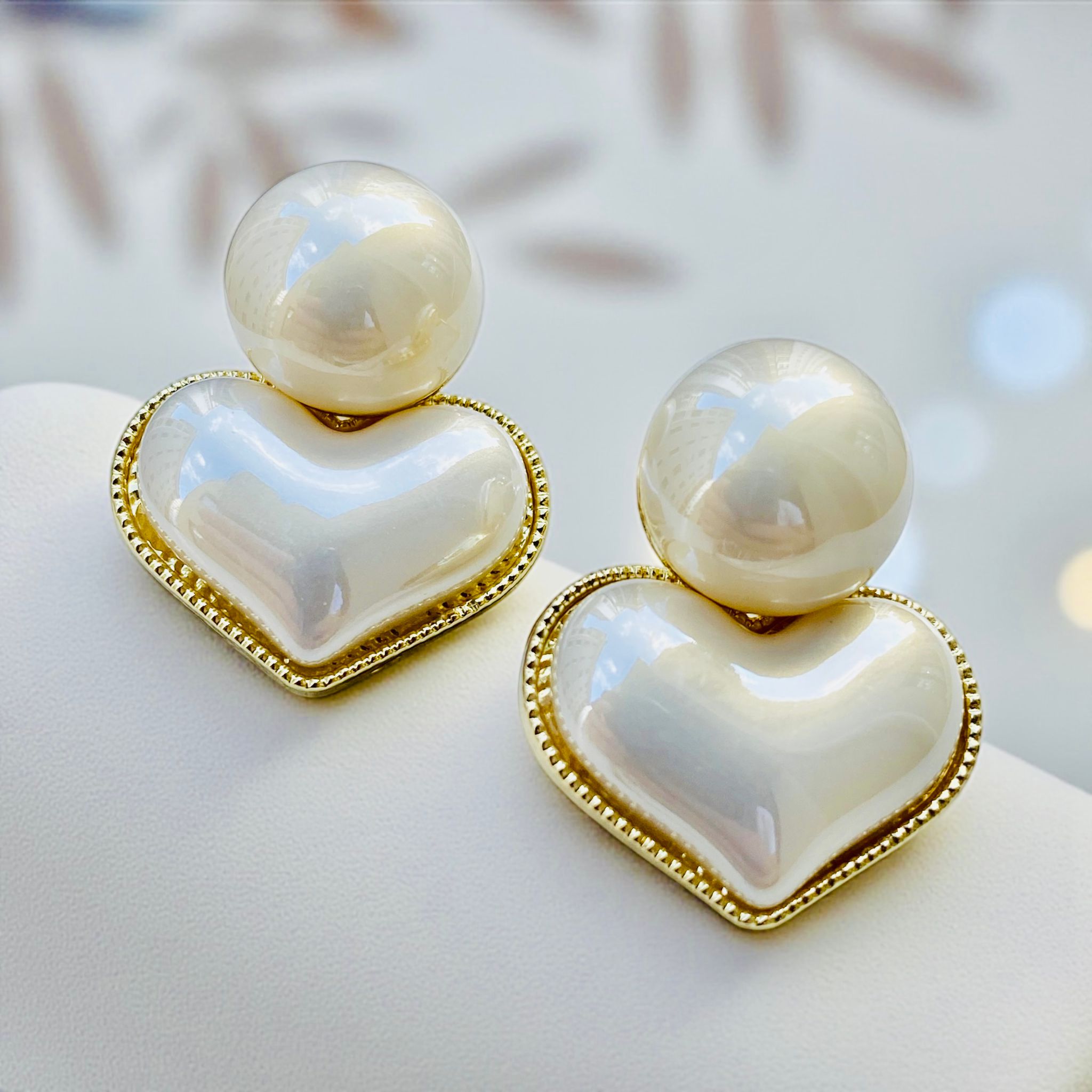 İnci Taşlı Altın Renk Kalp Model Çivi Kilitli Küpe