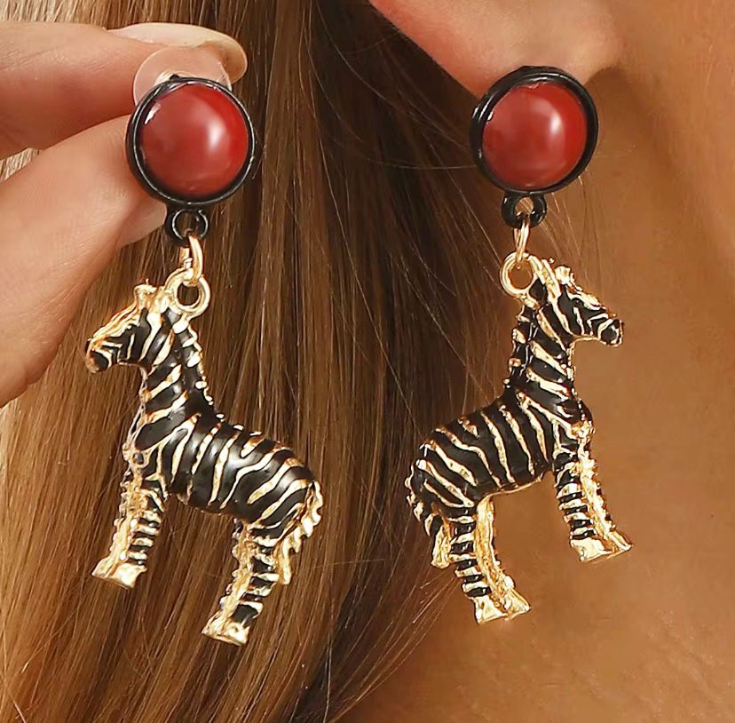 Altın Renk Kırmızı Taşlı Mineli Zebra Küpe