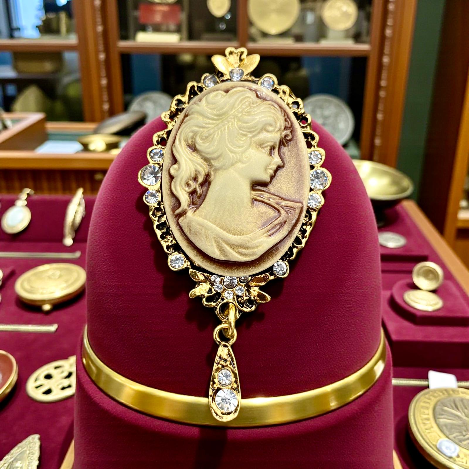 Vintage Altın Renk Lady Cameo Kraliçe Broş