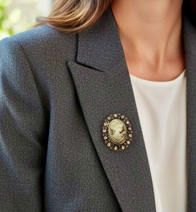 Zirkon Taşlı Altın Renk Vintage Oksideli Tasarım Cameo Kraliçe Broş