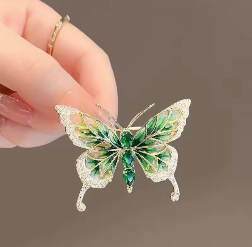 Zirkon Taşlı Yeşil Renk Mineli Altın Renk Tasarım Kelebek Broş