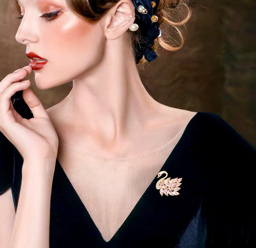 Pembe Zirkon Taşlı Altın Renk Kuğu Broş