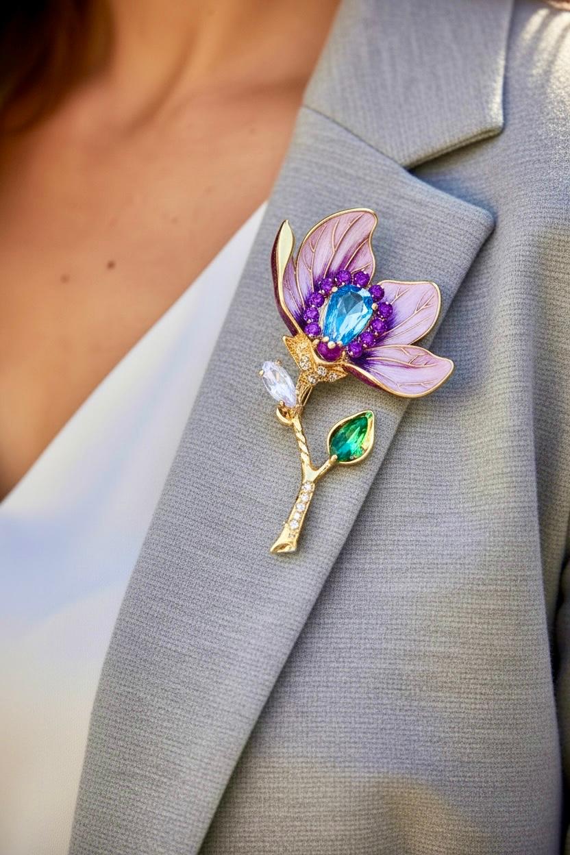 İncili Altın Renk Kristal Taşlı Mineli Lilyum Çiçek Broş