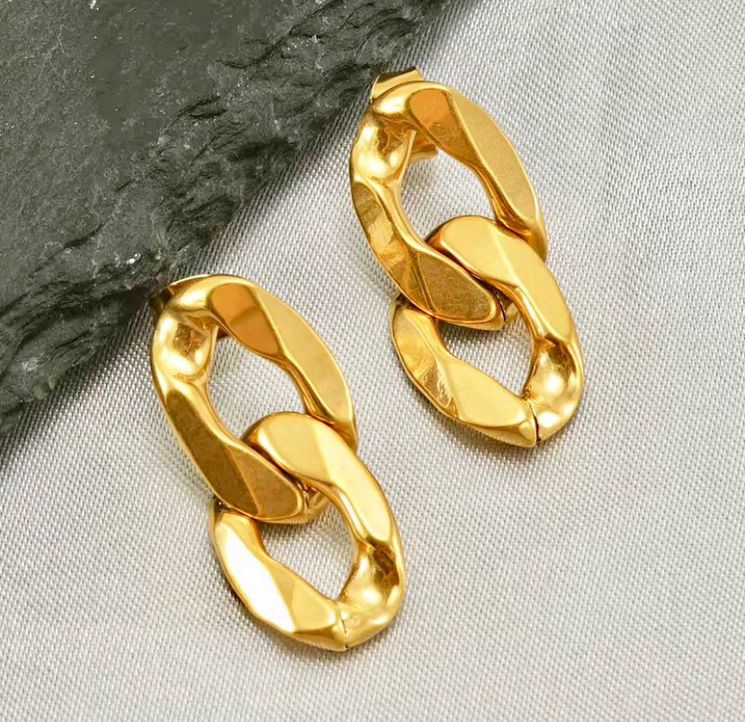 Altın Renk Gurmet Model Çivi Kilitli Sallantılı Küpe