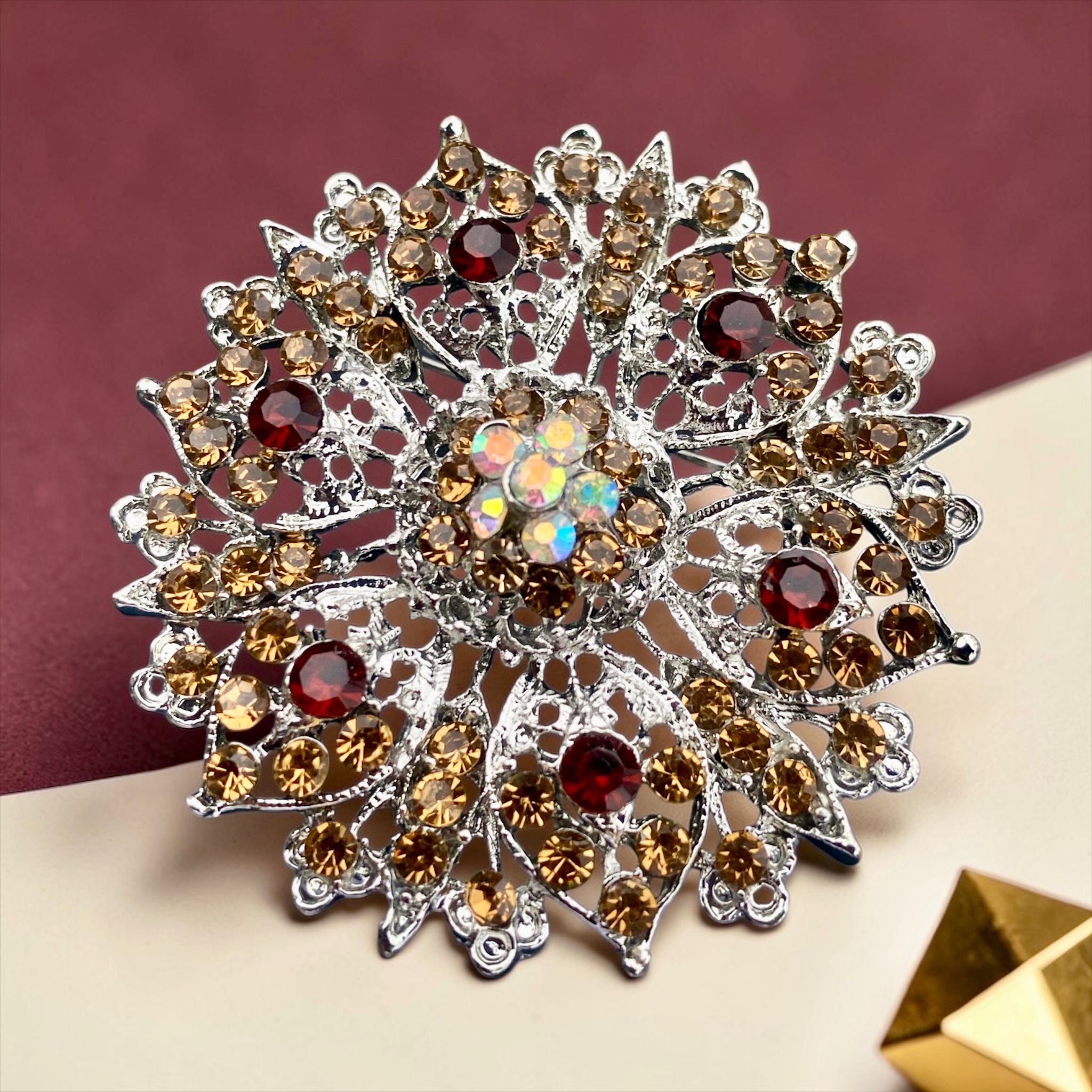 Zirkon Taşlı Gümüş Kaplamalı Çiçek Broş