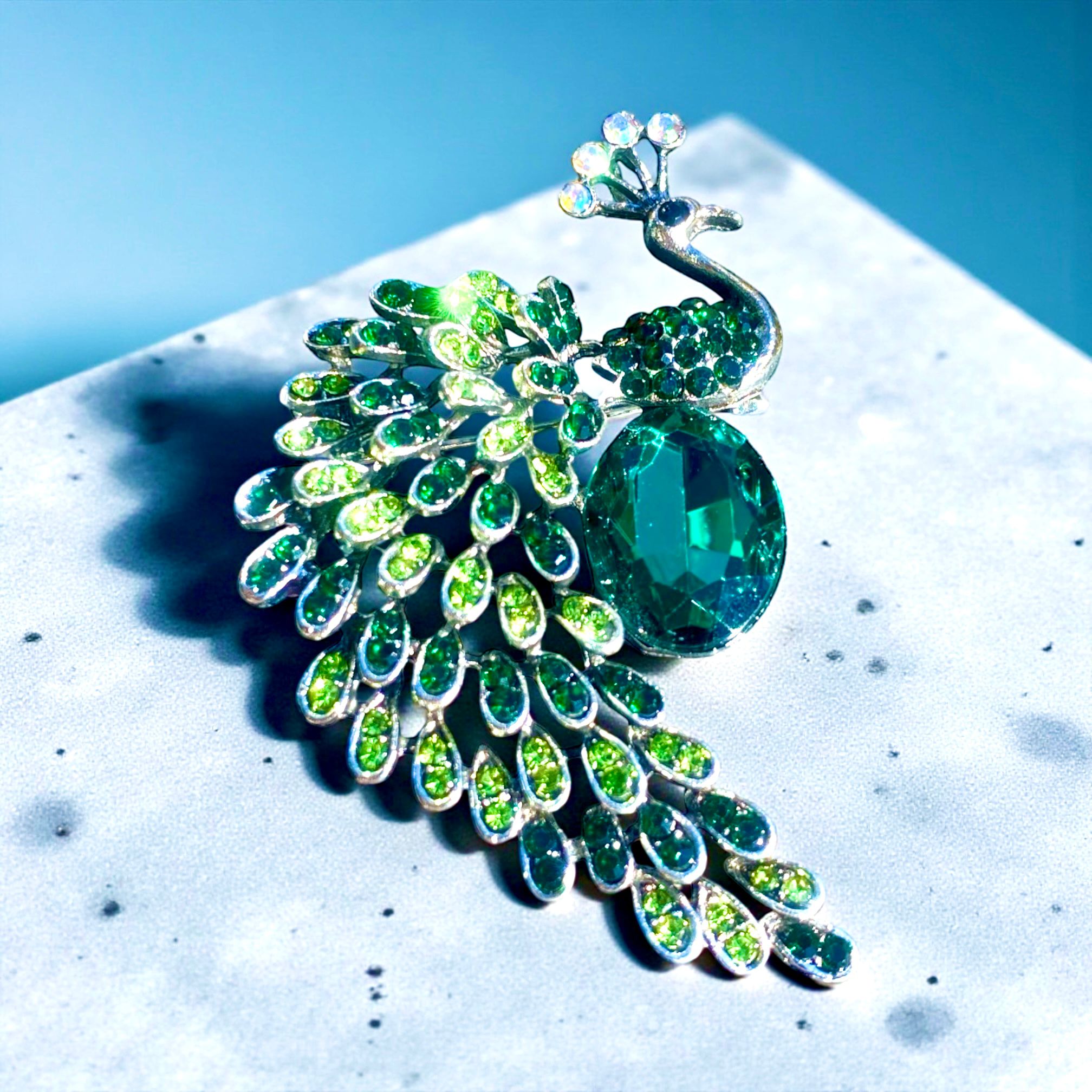 Zümrüt Zirkon Taşlı Gümüş Renk Tavus Kuşu Broş