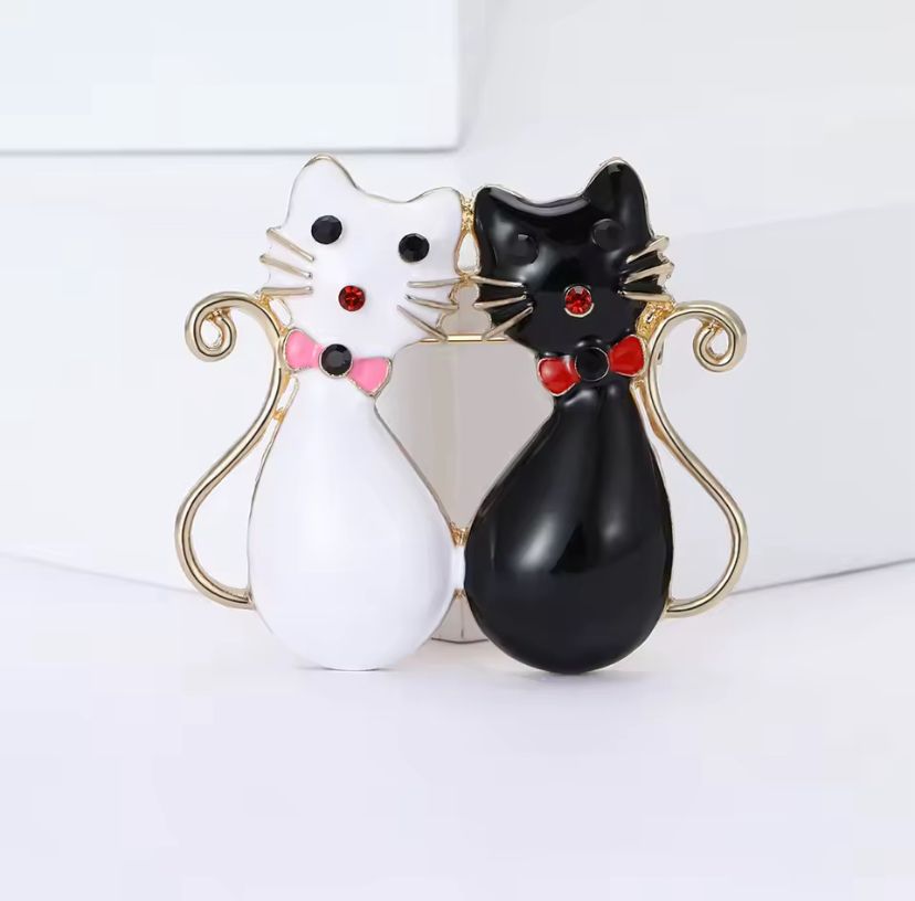 Altın Renk Soğuk Mineli Kırmızı Taşlı Tasarım İkili Kedi Broş