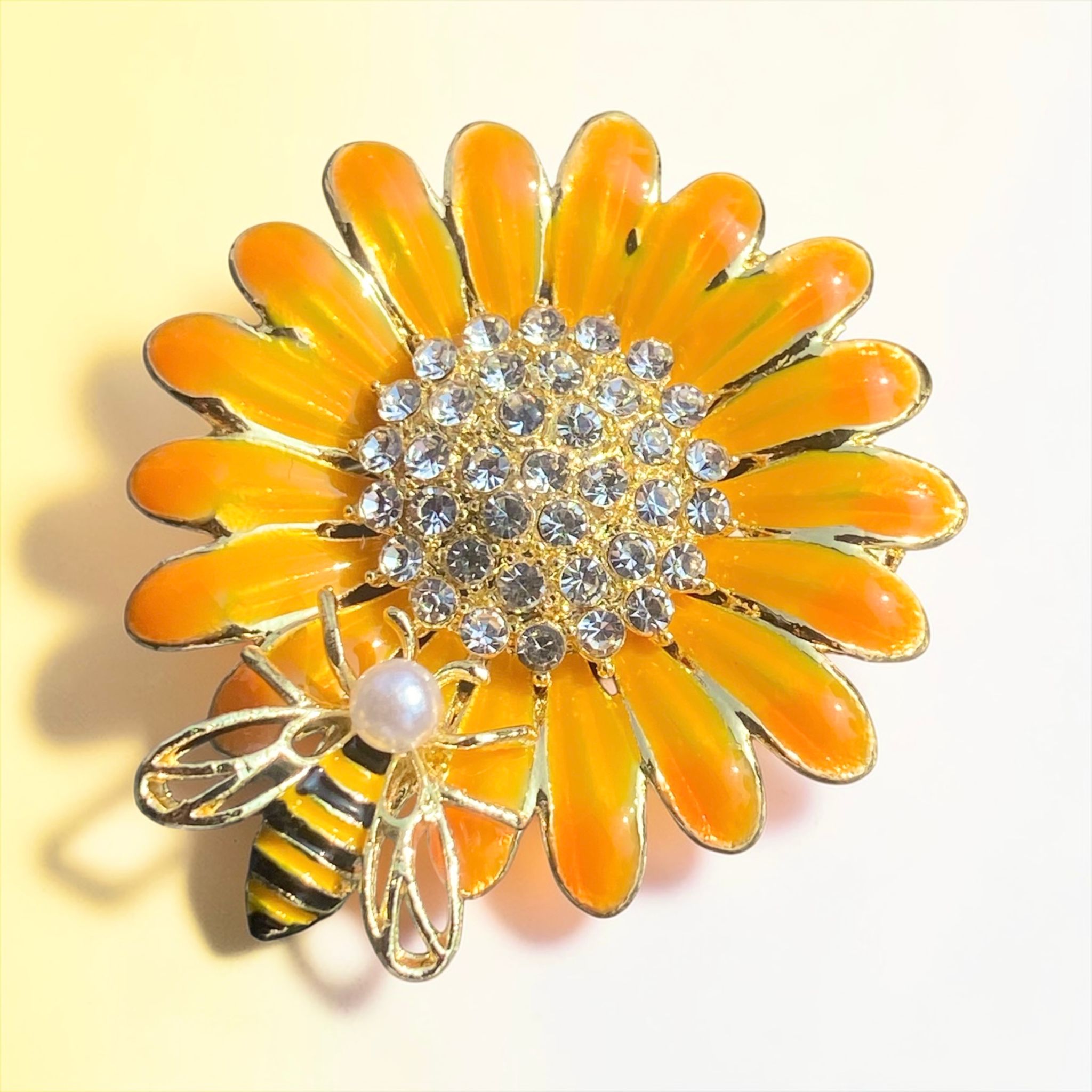 Mineli İncili Zirkon Taşlı Arılı Çiçek Broş