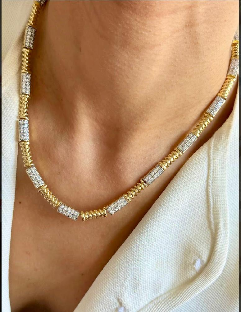 Zirkon Taşlı Gold Renk Spiral Model Kolye